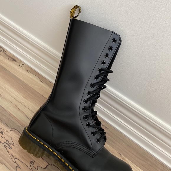 Dr Martens boots - Picture 2 of 7